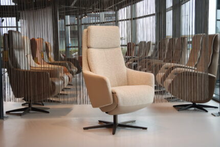 Elektrisch verstelbaar relaxfauteuil / relaxstoel Twinz 8240 in combi Leer Polo kleur Taupe/ Stof Lathuile 02 van Gealux 3 motoren met accu. Direct leverbaar.