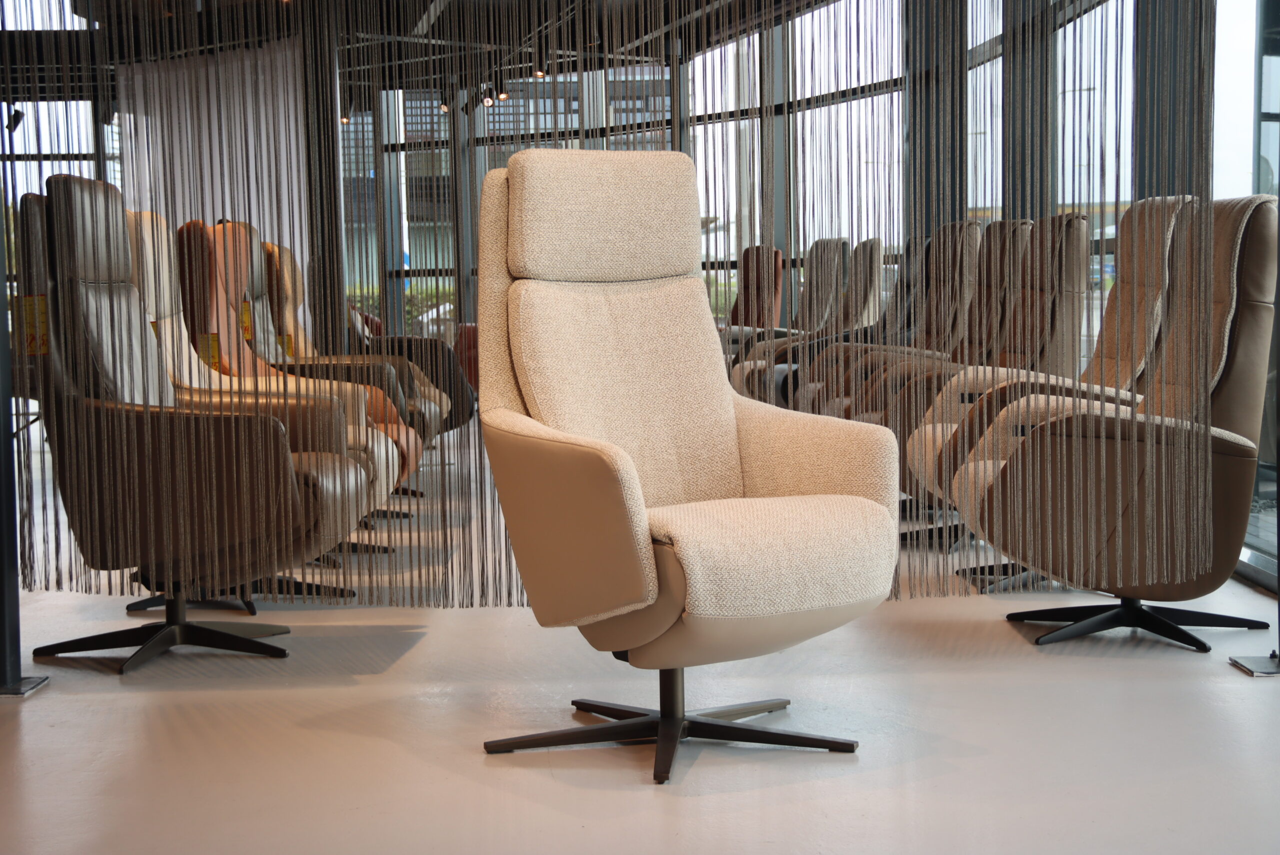 Elektrisch verstelbaar relaxfauteuil / relaxstoel Twinz 8240 in combi Leer Polo kleur Taupe/ Stof Lathuile 02 van Gealux 3 motoren met accu. Direct leverbaar. Elektrisch verstelbaar relaxfauteuil / relaxstoel Twinz 8240 in combi Leer Polo kleur Taupe/ Stof Lathuile 02 van Gealux 3 motoren met accu. Direct leverbaar.