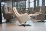 Elektrisch verstelbaar relaxfauteuil / relaxstoel Twinz 8240 in combi Leer Polo kleur Taupe/ Stof Lathuile 02 van Gealux 3 motoren met accu. Direct leverbaar. - Afbeelding 4