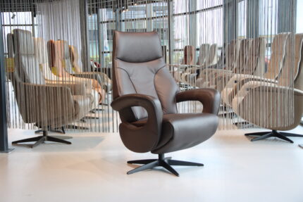 Elektrisch verstelbaar relaxfauteuil / relaxstoel Twice Pro TW-036N Large van Meubelfabriek De Toekomst in leer Prestige Brown 3 motoren en een accu. Direct leverbaar.