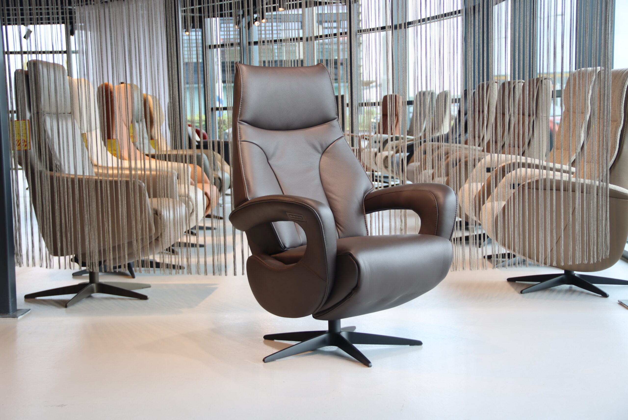 Elektrisch verstelbaar relaxfauteuil / relaxstoel Twice Pro TW-036N Large van Meubelfabriek De Toekomst in leer Prestige Brown 3 motoren en een accu. Direct leverbaar. Elektrisch verstelbaar relaxfauteuil / relaxstoel Twice Pro TW-036N Large van Meubelfabriek De Toekomst in leer Prestige Brown 3 motoren en een accu. Direct leverbaar.