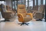 Sta op stoel Elektrisch verstelbaar relaxfauteuil Twice Pro TW-037N van Meubelfabriek De Toekomst in leer prestige met De Ploegstof Taro kleur Amber 3 motoren en een accu. Direct leverbaar. - Afbeelding 3