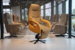 Sta op stoel Elektrisch verstelbaar relaxfauteuil Twice Pro TW-037N van Meubelfabriek De Toekomst in leer prestige met De Ploegstof Taro kleur Amber 3 motoren en een accu. Direct leverbaar. - Afbeelding 2