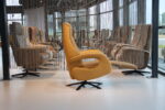 Sta op stoel Elektrisch verstelbaar relaxfauteuil Twice Pro TW-037N van Meubelfabriek De Toekomst in leer prestige met De Ploegstof Taro kleur Amber 3 motoren en een accu. Direct leverbaar. - Afbeelding 4