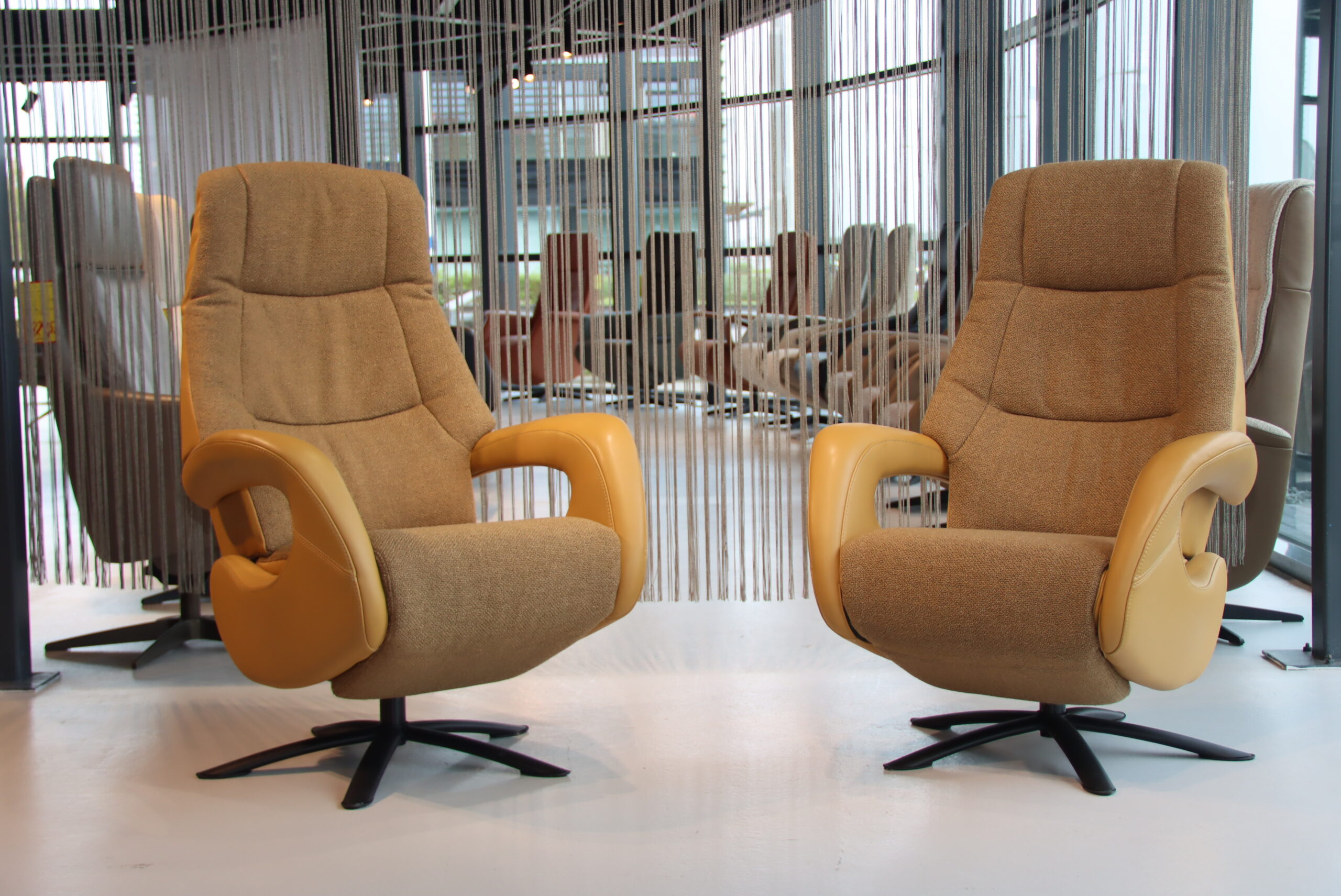 Sta op stoel Elektrisch verstelbaar relaxfauteuil Twice Pro TW-037N van Meubelfabriek De Toekomst in leer met stof kleur Amber 3 motoren en een accu. Direct leverbaar. Sta op stoel Elektrisch verstelbaar relaxfauteuil Twice Pro TW-037N van Meubelfabriek De Toekomst in leer met stof kleur Amber 3 motoren en een accu. Direct leverbaar.