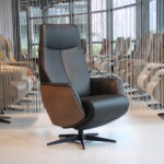 Relaxfauteuil Twice Pro TW-273N in rundleer Prestige Black met houten schaal Clay Wood van De Toekomst met 3 motoren en een accu. Direct leverbaar.