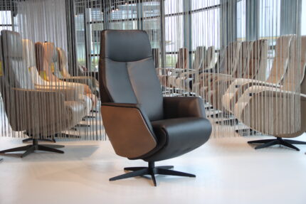 Relaxfauteuil Twice Pro TW-273N in rundleer Prestige Black met houten schaal Clay Wood van De Toekomst met 3 motoren en een accu. Direct leverbaar.