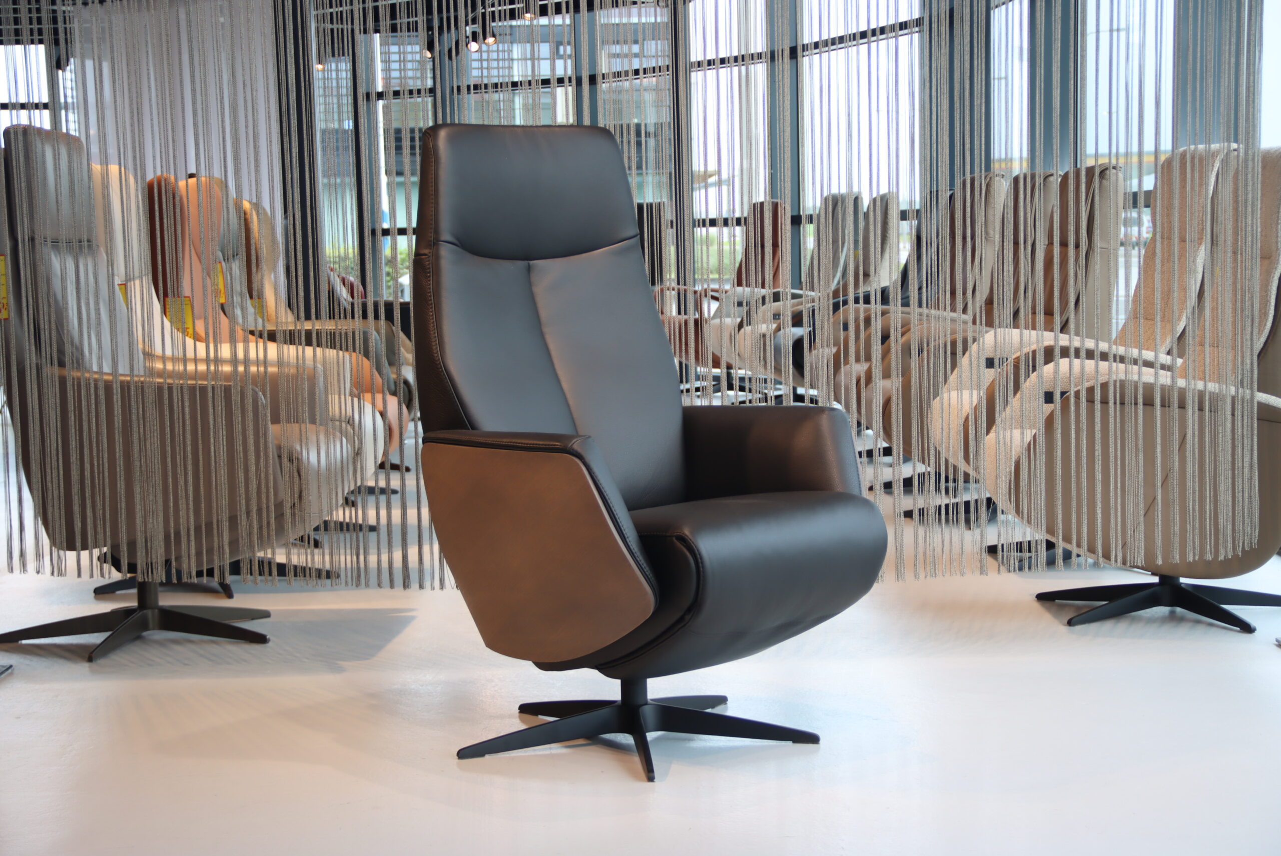 Relaxfauteuil Twice Pro TW-273N in rundleer Prestige Black met houten schaal Clay Wood van De Toekomst met 3 motoren en een accu. Direct leverbaar.