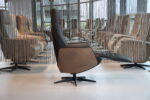 Relaxfauteuil Twice Pro TW-273N in rundleer Prestige Black met houten schaal Clay Wood van De Toekomst met 3 motoren en een accu. Direct leverbaar. - Afbeelding 2