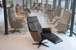 Relaxfauteuil Twice Pro TW-273N in rundleer Prestige Black met houten schaal Clay Wood van De Toekomst met 3 motoren en een accu. Direct leverbaar. - Afbeelding 6