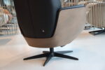 Relaxfauteuil Twice Pro TW-273N in rundleer Prestige Black met houten schaal Clay Wood van De Toekomst met 3 motoren en een accu. Direct leverbaar. - Afbeelding 8