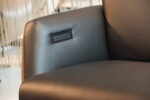 Relaxfauteuil Twice Pro TW-273N in rundleer Prestige Black met houten schaal Clay Wood van De Toekomst met 3 motoren en een accu. Direct leverbaar. - Afbeelding 9