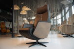 Relaxfauteuil Twice Pro TW-273N in rundleer Prestige Black met houten schaal Clay Wood van De Toekomst met 3 motoren en een accu. Direct leverbaar.