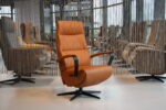 Elektrisch verstelbaar relaxfauteuil Twice Pro TW-190N van De Toekomst Rebound leer Cognac met 3 motoren en een accu. Direct leverbaar.