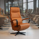Elektrisch verstelbaar relaxfauteuil Twice Pro TW-190N van De Toekomst Rebound leer Cognac met 3 motoren en een accu. Direct leverbaar.