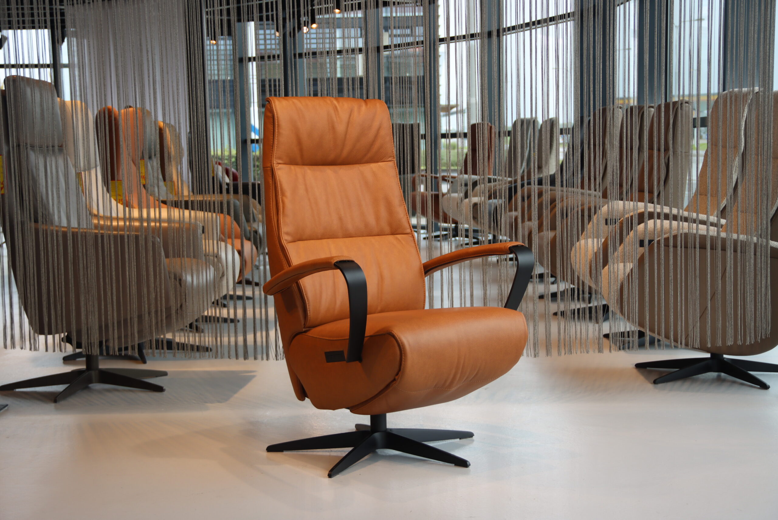Elektrisch verstelbaar relaxfauteuil Twice Pro TW-190N van De Toekomst Rebound leer Cognac met 3 motoren en een accu. Direct leverbaar.
