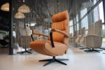 Elektrisch verstelbaar relaxfauteuil Twice Pro TW-190N van De Toekomst Rebound leer Cognac met 3 motoren en een accu. Direct leverbaar.
