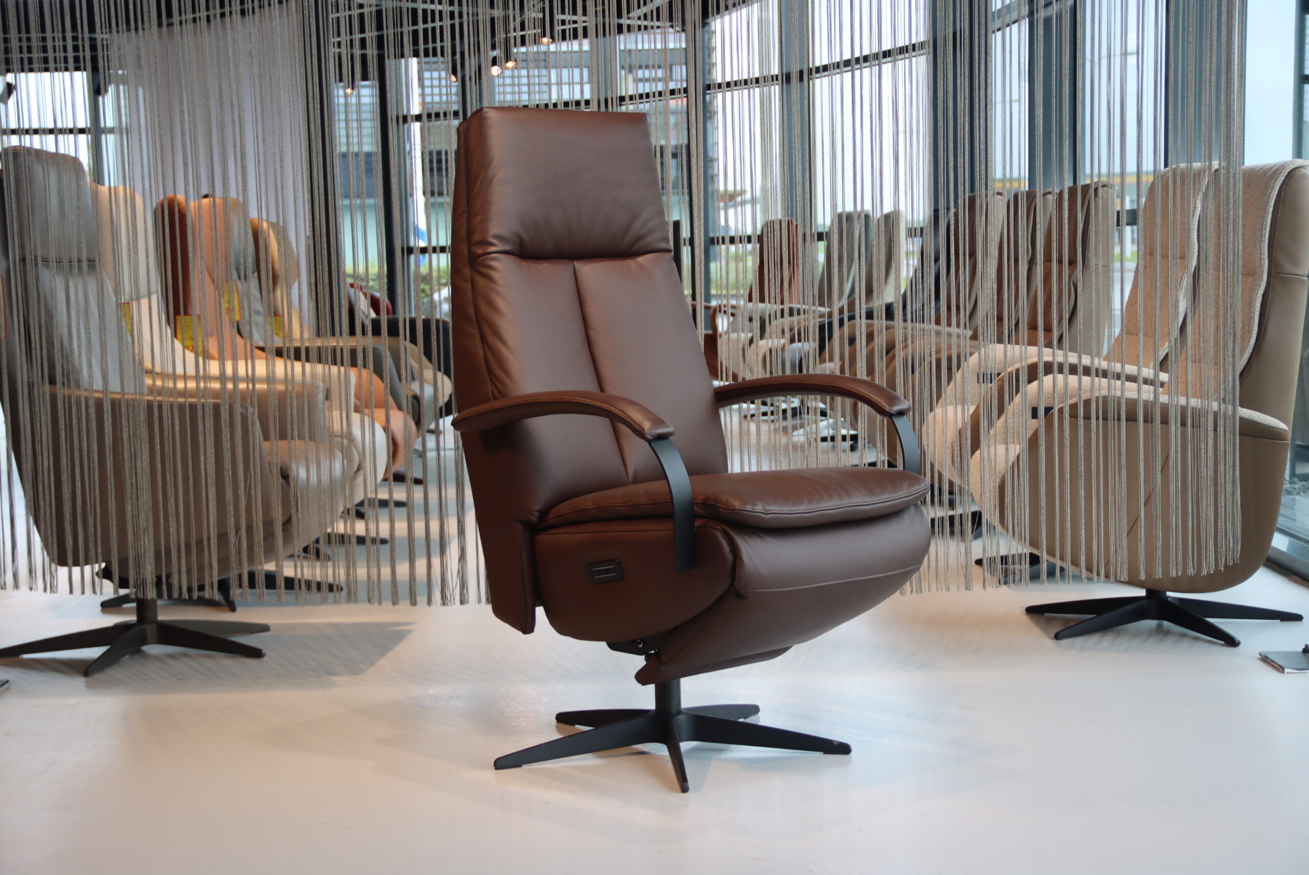 Elektrisch verstelbaar relaxfauteuil / relaxstoel Twinz 6021 Leer Dino kleur Brown van Gealux 3 motoren met accu. Direct leverbaar.