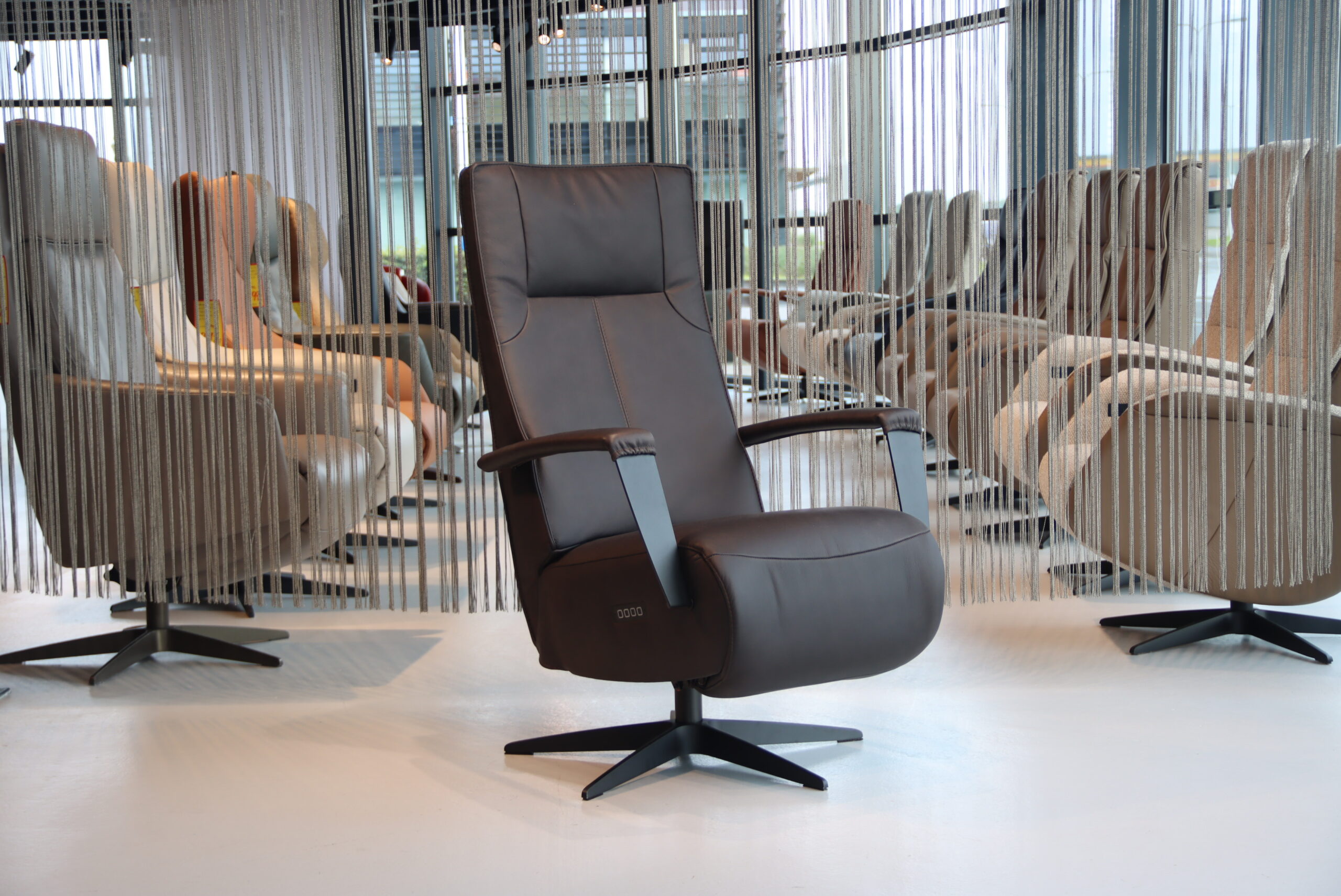 Relaxfauteuil / Relaxstoel Cupido in rundleer Rancho kleur Moro van De Toekomst met 2 motoren en een accu. Direct leverbaar. Relaxfauteuil / Relaxstoel Cupido in rundleer Rancho kleur Moro van De Toekomst met 2 motoren en een accu. Direct leverbaar.