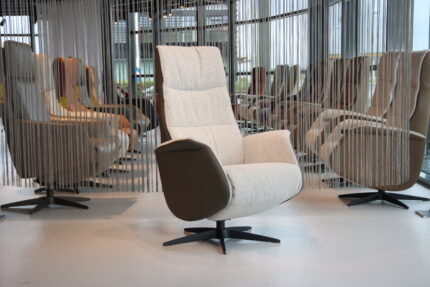 Sta op stoel Elektrisch verstelbaar relaxfauteuil Twice Pro TW-227N Large van Meubelfabriek De Toekomst in leer Prestige Avocado met stof BeBasic, 3 motoren en een accu. Direct leverbaar.