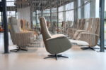 Sta op stoel Elektrisch verstelbaar relaxfauteuil Twice Pro TW-227N van Meubelfabriek De Toekomst in leer Prestige Avocado met stof BeBasic, 3 motoren en een accu. Direct leverbaar. - Afbeelding 3