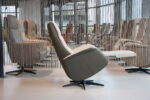 Sta op stoel Elektrisch verstelbaar relaxfauteuil Twice Pro TW-227N van Meubelfabriek De Toekomst in leer Prestige Avocado met stof BeBasic, 3 motoren en een accu. Direct leverbaar. - Afbeelding 4