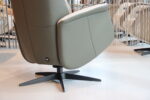 Sta op stoel Elektrisch verstelbaar relaxfauteuil Twice Pro TW-227N van Meubelfabriek De Toekomst in leer Prestige Avocado met stof BeBasic, 3 motoren en een accu. Direct leverbaar. - Afbeelding 9