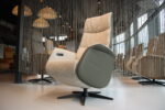 Sta op stoel Elektrisch verstelbaar relaxfauteuil Twice Pro TW-227N Large van Meubelfabriek De Toekomst in leer Prestige Avocado met stof BeBasic, 3 motoren en een accu. Direct leverbaar.