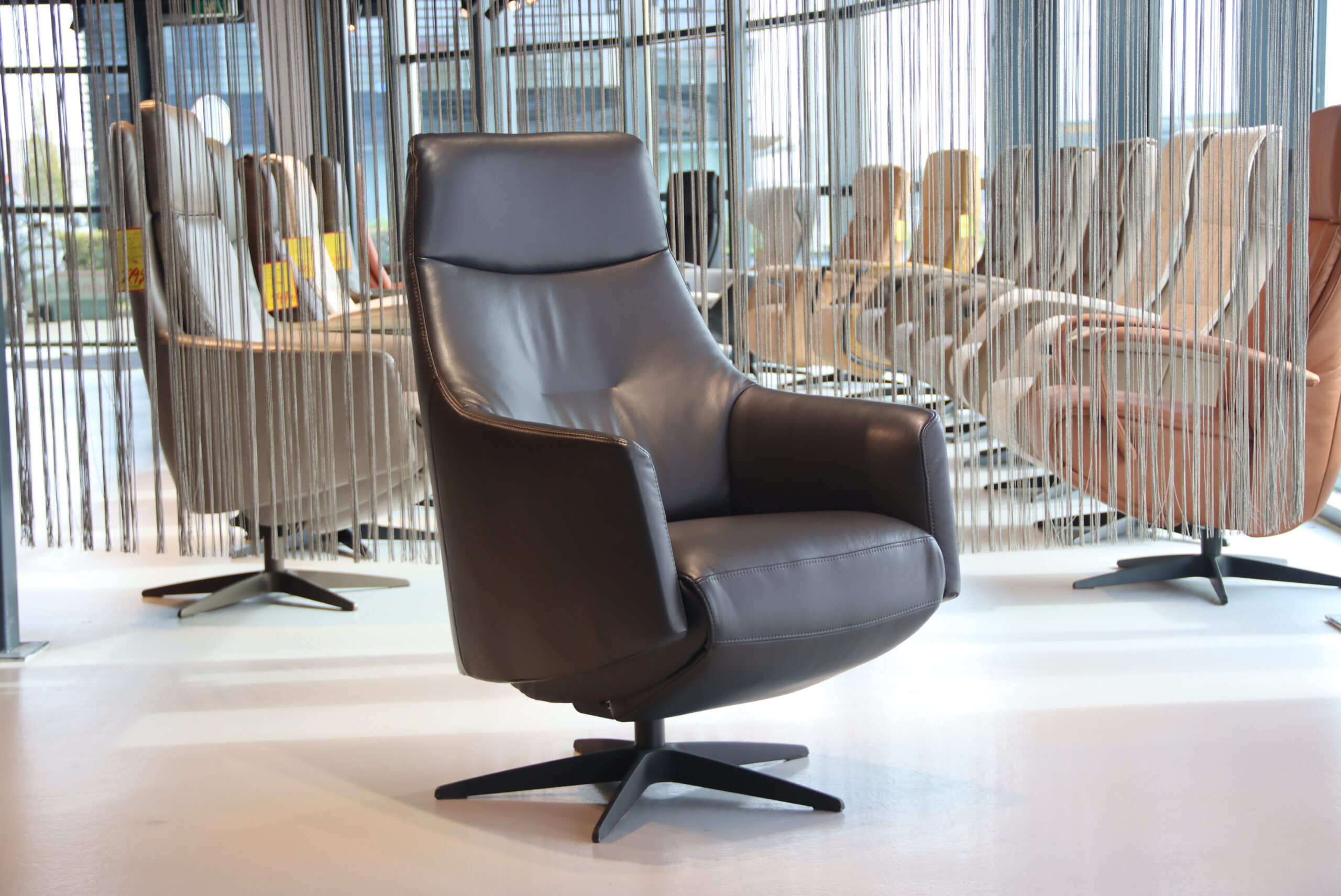 Elektrisch verstelbaar relaxfauteuil / relaxstoel Twinz 105 in Leer Polo kleur Graphiet van Gealux met 3 motoren en accu. Direct leverbaar. Elektrisch verstelbaar relaxfauteuil / relaxstoel Twinz 105 in Leer Polo kleur Graphiet van Gealux met 3 motoren en accu. Direct leverbaar.