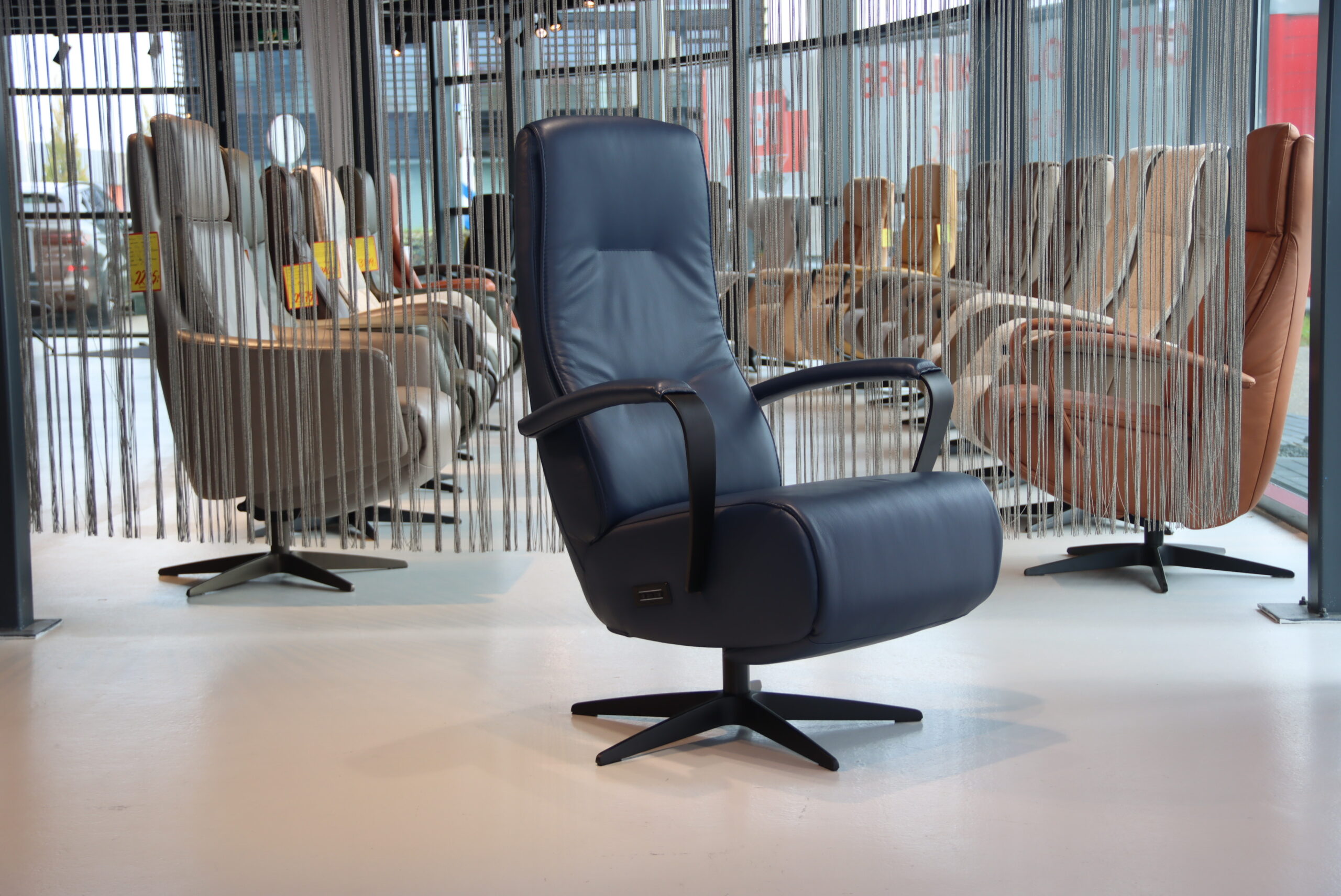 Elektrisch verstelbaar relaxfauteuil / relaxstoel Dahlia in Leer Polo 1010 kleur blauw van Gealux met 2 motoren en accu. Direct leverbaar. Elektrisch verstelbaar relaxfauteuil / relaxstoel Dahlia in Leer Polo 1010 kleur blauw van Gealux met 2 motoren en accu. Direct leverbaar.