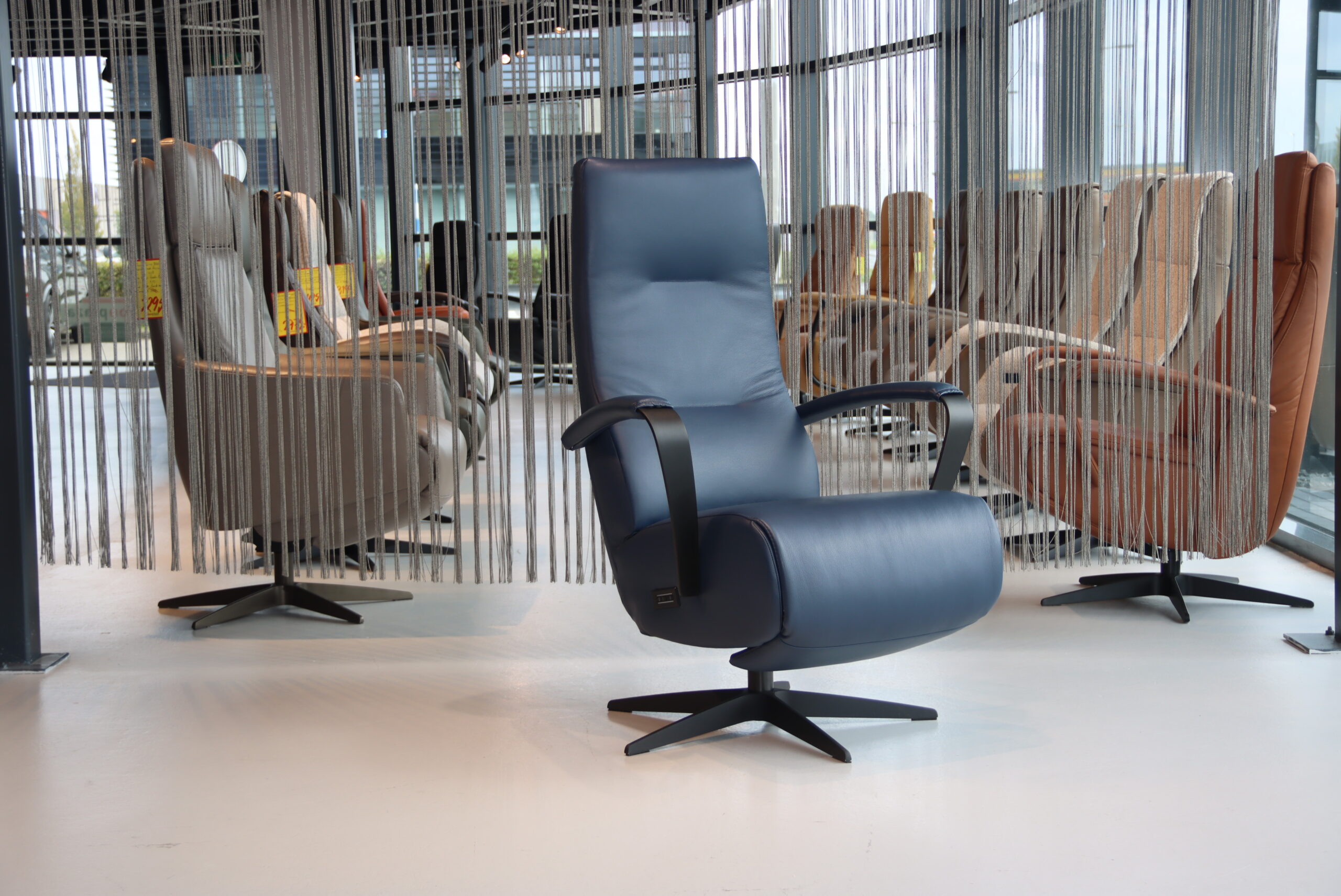 Elektrisch verstelbaar relaxfauteuil / relaxstoel Jasmijn in Leer Polo 1010 kleur blauw van Gealux met 2 motoren en accu. Direct leverbaar. Elektrisch verstelbaar relaxfauteuil / relaxstoel Jasmijn in Leer Polo 1010 kleur blauw van Gealux met 2 motoren en accu. Direct leverbaar.