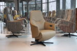Sta op stoel Elektrisch verstelbaar relaxfauteuil Twinz 8120 in Leer Polo kleur Taupe van Gealux 3 motoren met accu. Direct leverbaar.