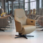 Sta op stoel Elektrisch verstelbaar relaxfauteuil Twinz 8120 in Leer Polo kleur Taupe van Gealux 3 motoren met accu. Direct leverbaar.