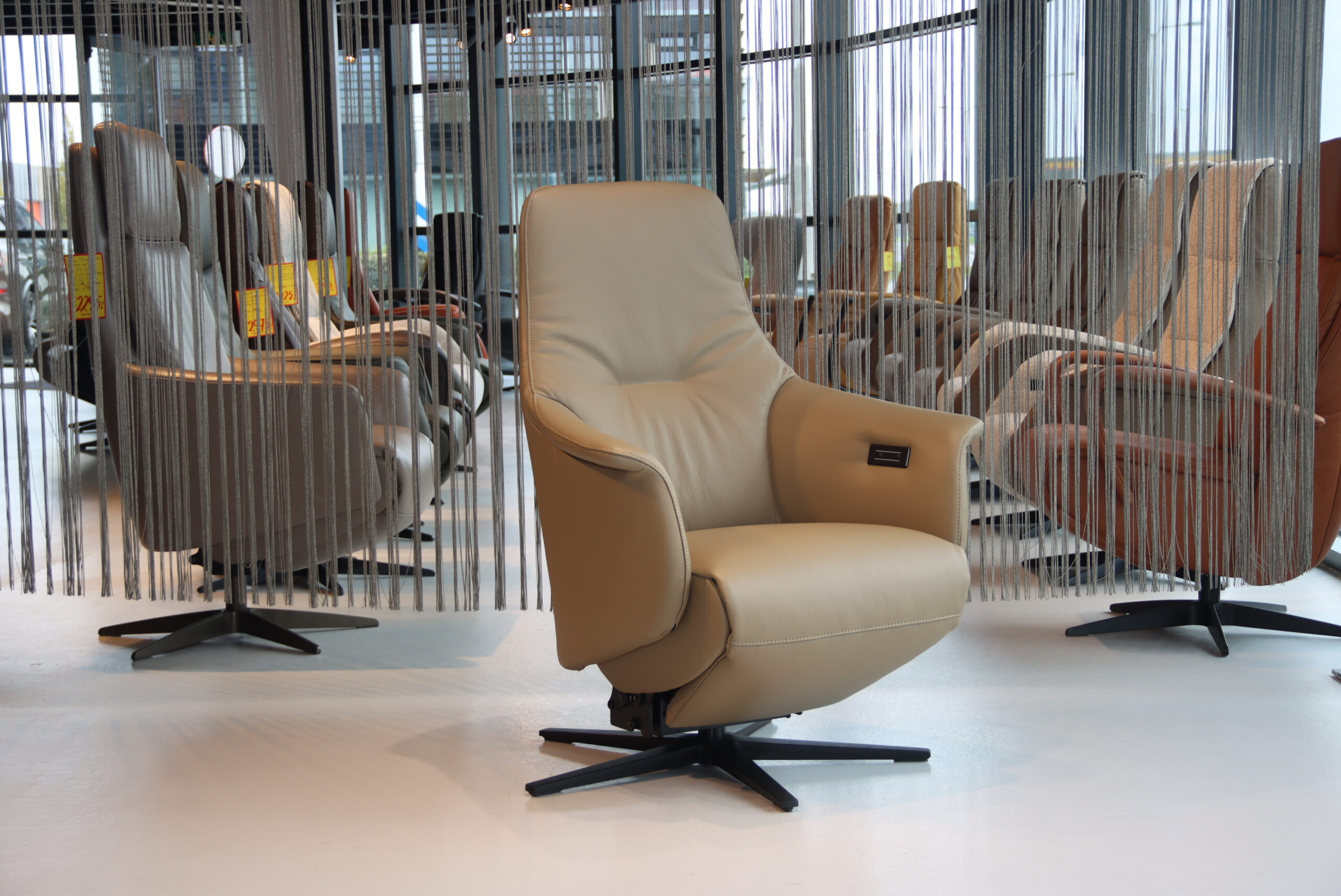Sta op stoel Elektrisch verstelbaar relaxfauteuil Twinz 8120 in Leer Polo kleur Taupe van Gealux 3 motoren met accu. Direct leverbaar. Sta op stoel Elektrisch verstelbaar relaxfauteuil Twinz 8120 in Leer Polo kleur Taupe van Gealux 3 motoren met accu. Direct leverbaar.