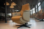 Sta op stoel Elektrisch verstelbaar relaxfauteuil Twinz 8120 in Leer Polo kleur Taupe van Gealux 3 motoren met accu. Direct leverbaar.