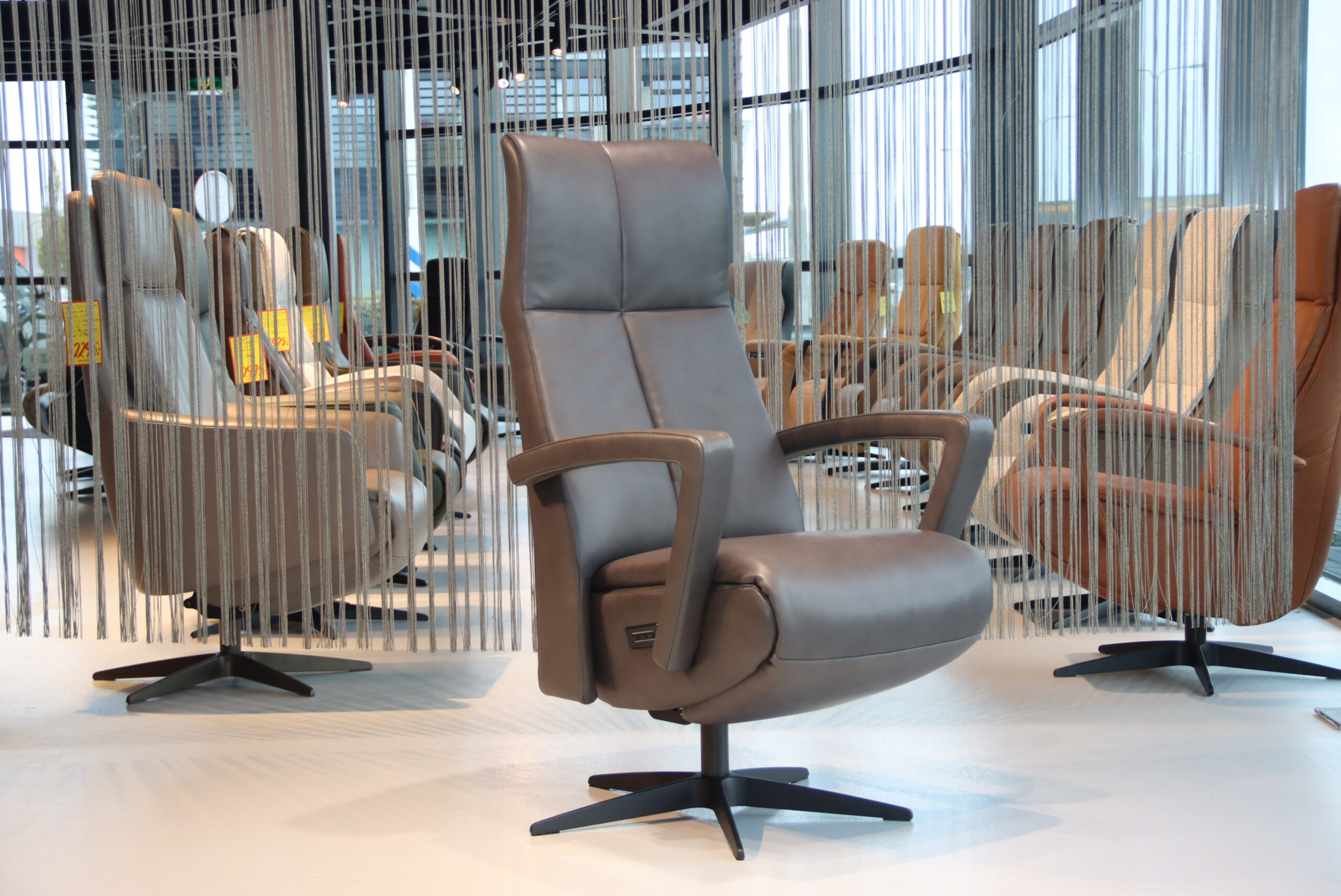Elektrisch verstelbaar relaxfauteuil / relaxstoel Twinz 205 in Leer Elegance kleur Antraciet van Gealux met 3 motoren en accu. Direct leverbaar. Elektrisch verstelbaar relaxfauteuil / relaxstoel Twinz 205 in Leer Elegance kleur Antraciet van Gealux met 3 motoren en accu. Direct leverbaar.
