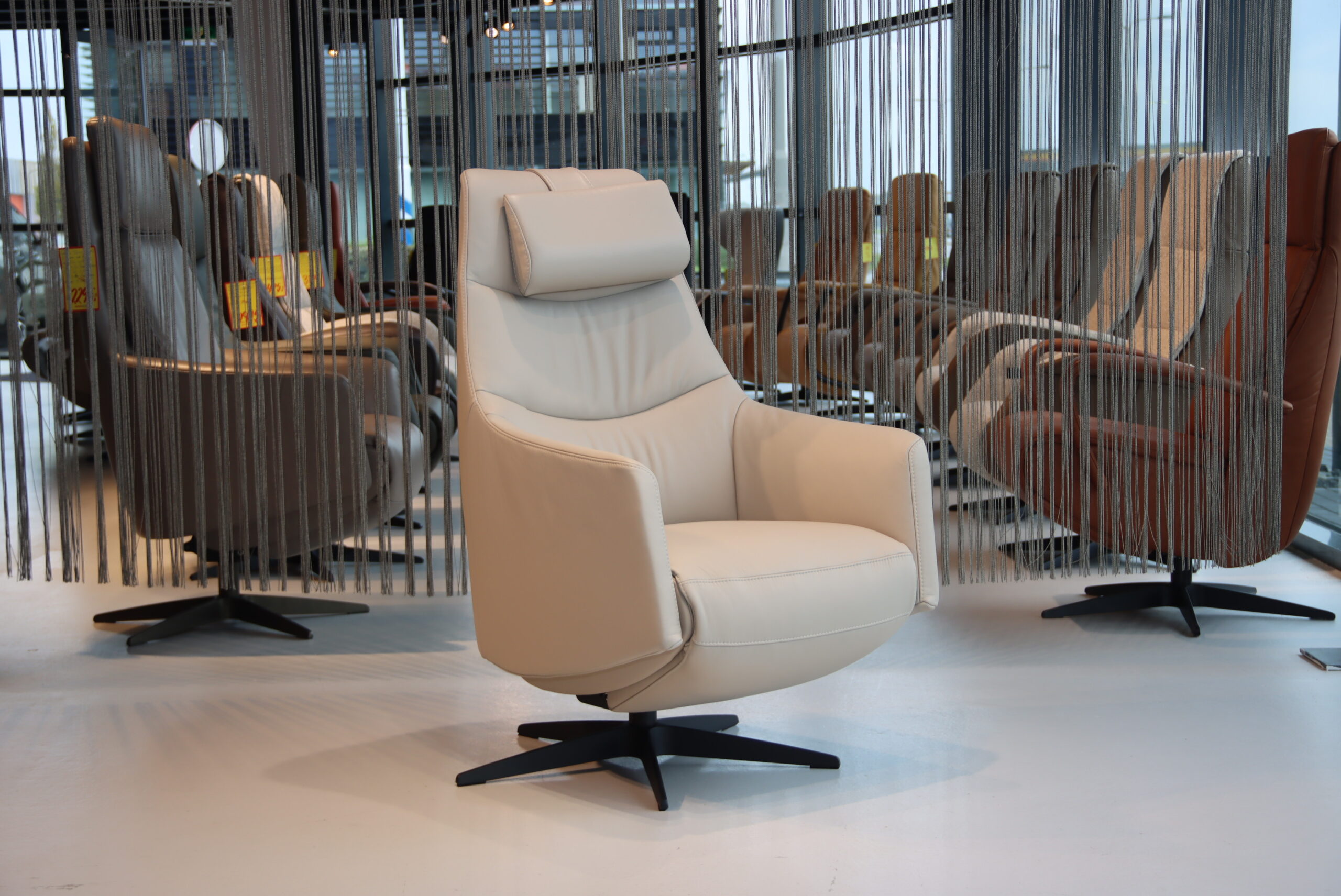 Elektrisch verstelbaar relaxfauteuil / relaxstoel Twinz 107 in Leer Polo kleur 1027 Creme van Gealux met 3 motoren en accu. Direct leverbaar. Elektrisch verstelbaar relaxfauteuil / relaxstoel Twinz 107 in Leer Polo kleur 1027 Creme van Gealux met 3 motoren en accu. Direct leverbaar.