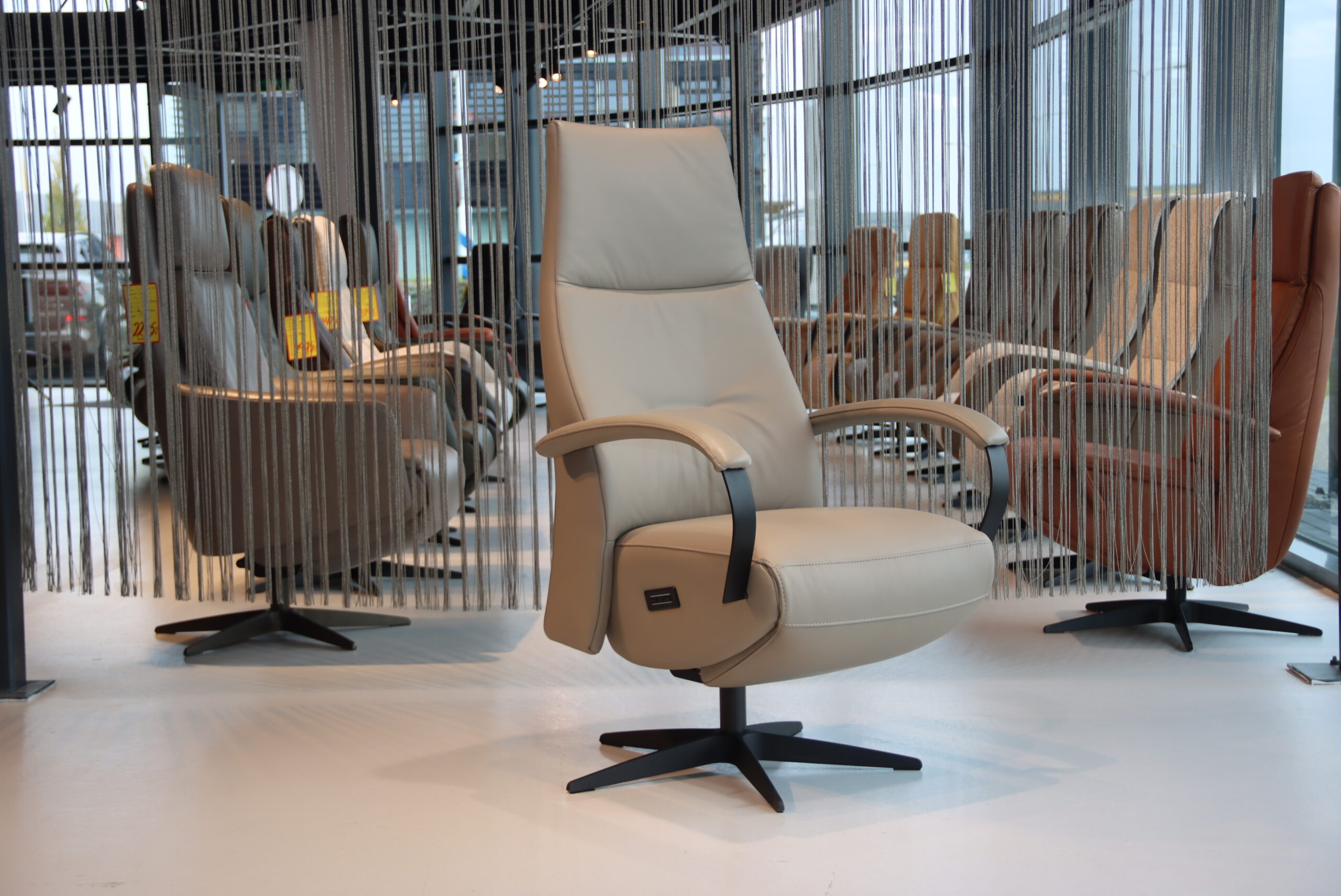 Elektrisch verstelbaar relaxfauteuil / relaxstoel Twinz 621 in Leer Polo 1028 kleur Taupe van Gealux met 3 motoren en accu. Direct leverbaar.