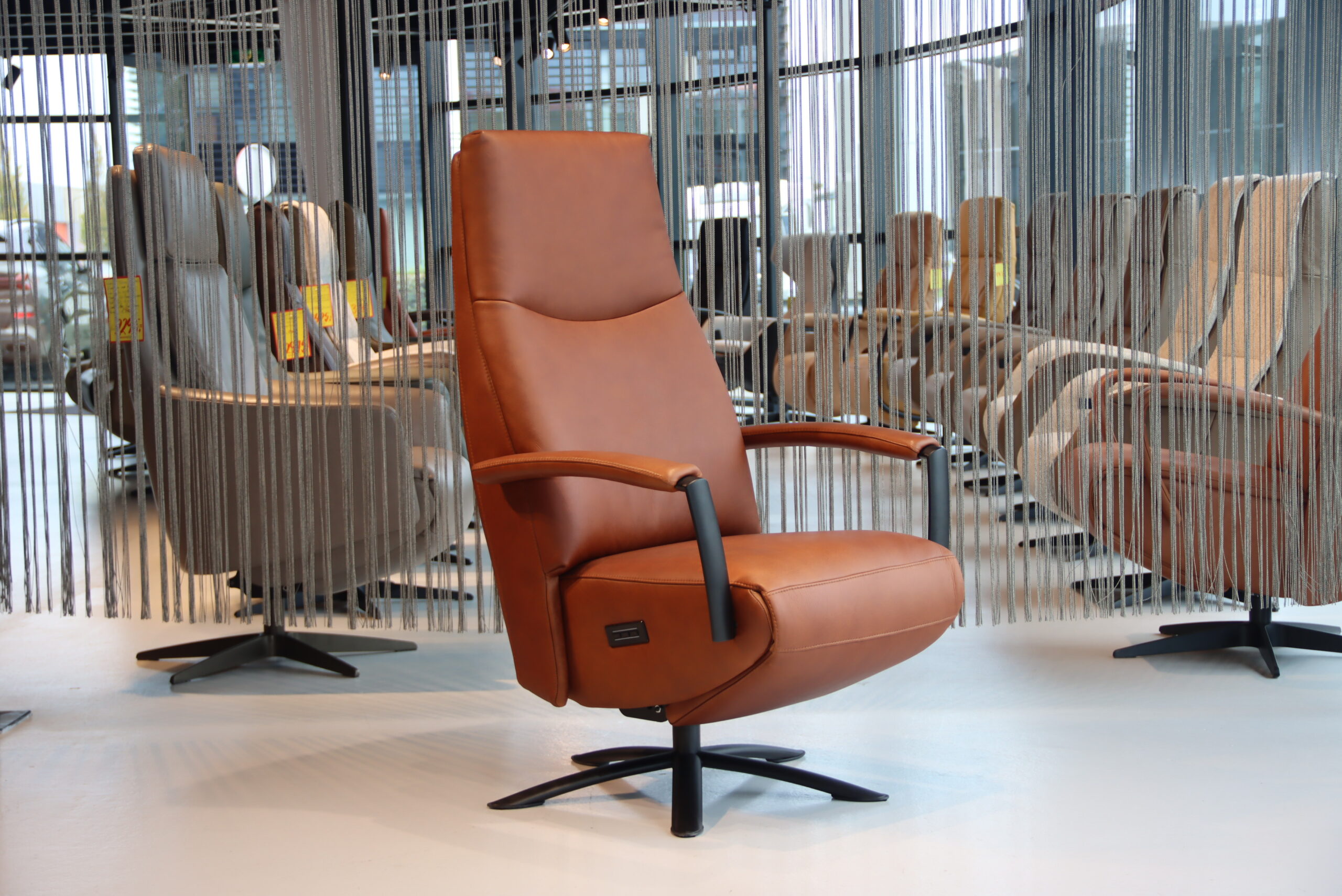 Elektrisch verstelbaar relaxfauteuil / relaxstoel Twinz 6004 in Leer Polo 1093 kleur Cognac van Gealux met 3 motoren en accu. Direct leverbaar.
