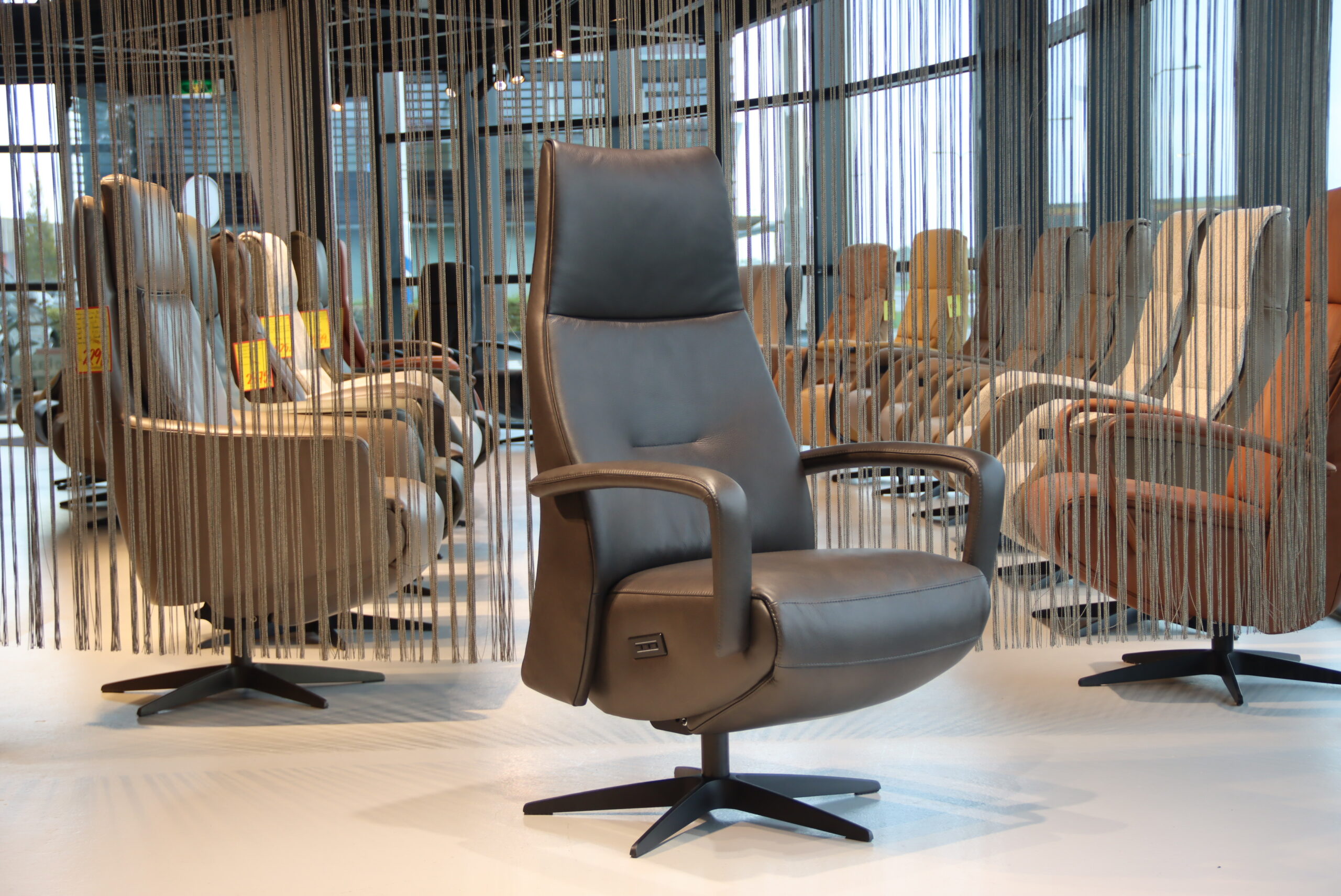 Elektrisch verstelbaar relaxfauteuil / relaxstoel Twinz 1101 in Leer Polo kleur Antraciet van Gealux met 3 motoren en accu. Direct leverbaar.