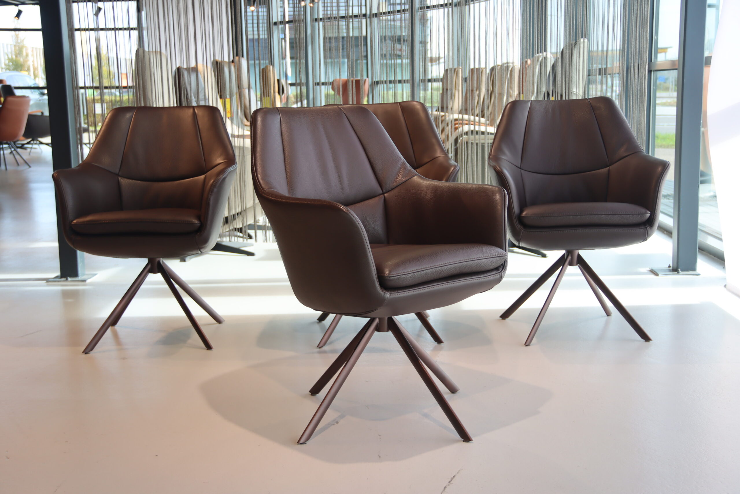 4x Gealux Lios eetkamerstoel draai in Leer Typhoon 80 kleur Bruin. Onderstel kleur brown. Direct leverbaar. 4x Gealux Lios eetkamerstoel draai in Leer Typhoon 80 kleur Bruin. Onderstel kleur brown. Direct leverbaar.