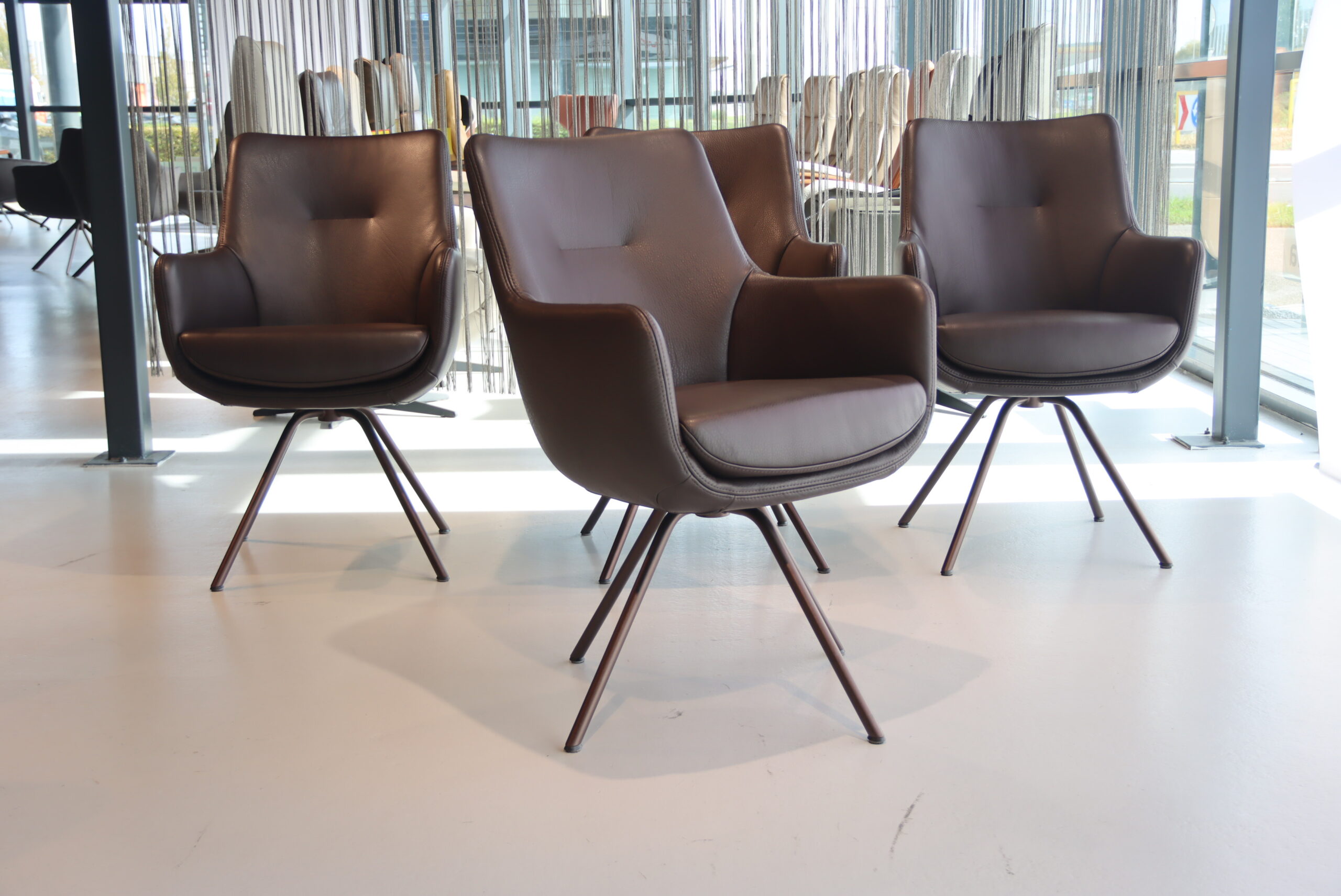 4x Gealux Eetkamerstoel Miami / Movani Sanne / Seattle draai in Leer Typhoon 80 kleur Bruin. Onderstel kleur brown. Direct leverbaar. 4x Gealux Eetkamerstoel Miami / Movani Sanne / Seattle draai in Leer Typhoon 80 kleur Bruin. Onderstel kleur brown. Direct leverbaar.
