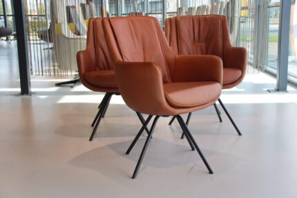 4x Gealux Eetkamerstoel Francisco / Miami draai in Leer Roma kleur Cognac. Onderstel kleur zwart. Direct leverbaar.