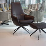 Bijzetfauteuil Jade Gealux draaifunctie Leer Typhoon kleur Bruin. Direct Leverbaar.