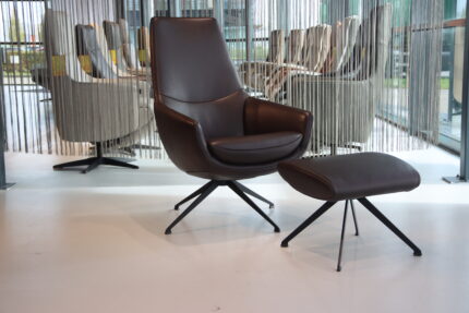 Bijzetfauteuil Jade Gealux draaifunctie Leer Typhoon kleur Bruin. Direct Leverbaar.