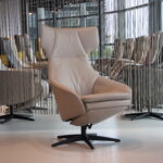 Gealux Arc 8043 modern design relaxfauteuil / relaxstoel in leer Royal 300 licht grijs met 2 motoren en een accu. Direct leverbaar.