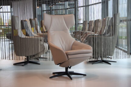 Gealux Arc 8043 modern design relaxfauteuil / relaxstoel in leer Royal 300 licht grijs met 2 motoren en een accu. Direct leverbaar.