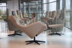 Gealux Arc 8043 modern design relaxfauteuil / relaxstoel in leer Royal 300 licht grijs met 2 motoren en een accu. Direct leverbaar. - Afbeelding 4