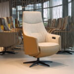 Elektrisch verstelbaar relaxfauteuil / relaxstoel Twinz 106 in Leer Polo 1026 kleur Taupe met Stof Santero 60 kleur creme van Gealux met 3 motoren en accu. Direct leverbaar.