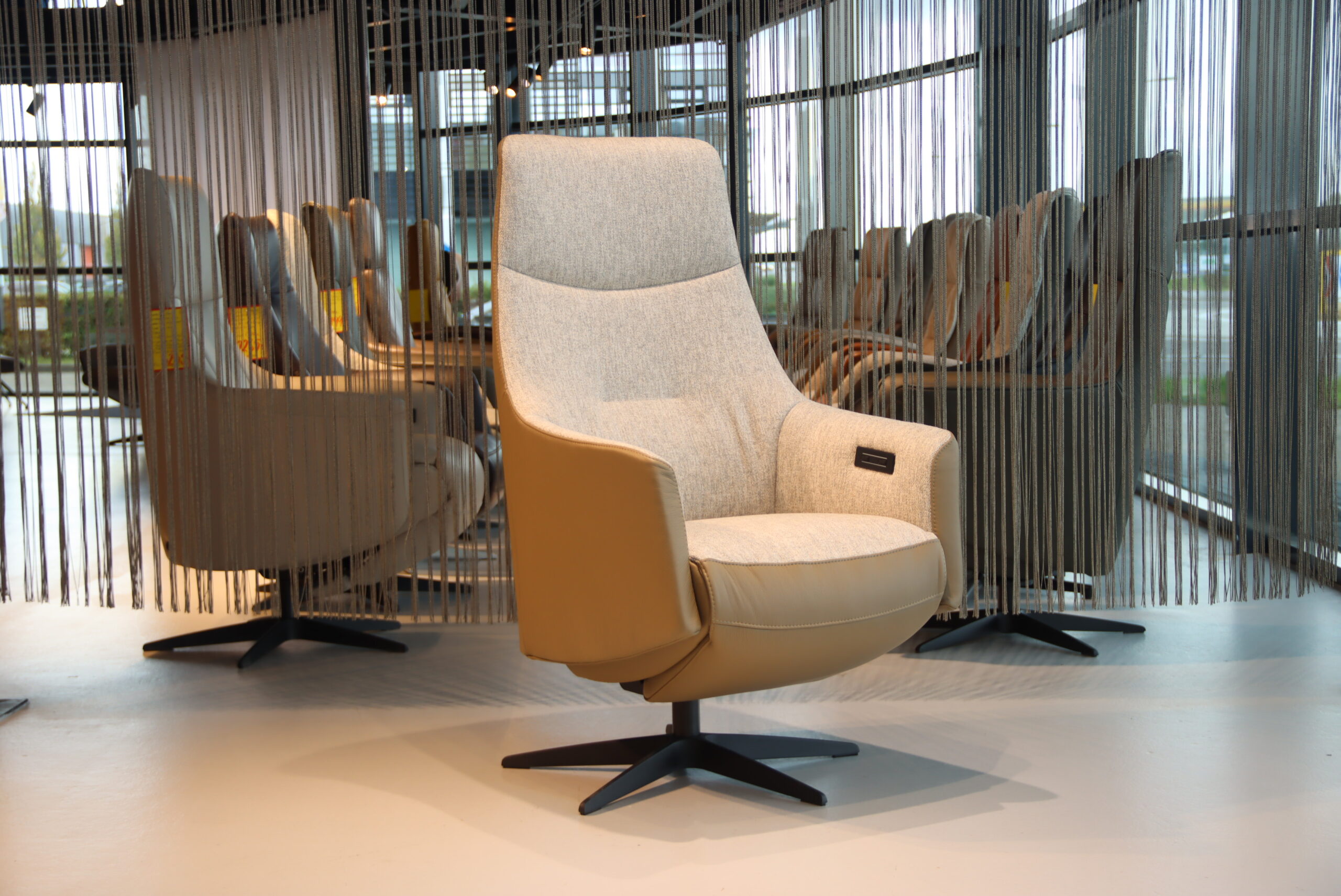 Elektrisch verstelbaar relaxfauteuil / relaxstoel Twinz 106 in Leer Polo 1026 kleur Taupe met Stof Santero 60 kleur creme van Gealux met 3 motoren en accu. Direct leverbaar. Elektrisch verstelbaar relaxfauteuil / relaxstoel Twinz 106 in Leer Polo 1026 kleur Taupe met Stof Santero 60 kleur creme van Gealux met 3 motoren en accu. Direct leverbaar.